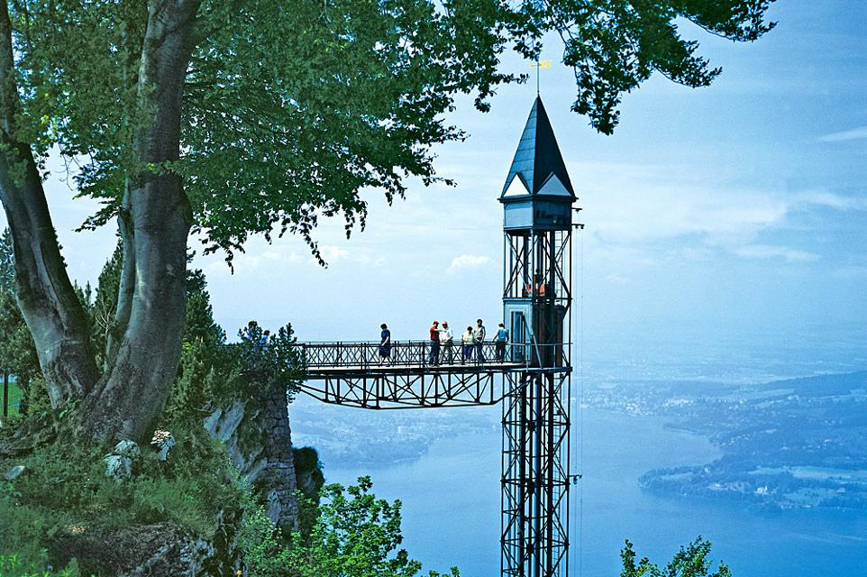 Blick auf den 150 m hohen, freistehenden Hammetschwandlift bei Stansstad