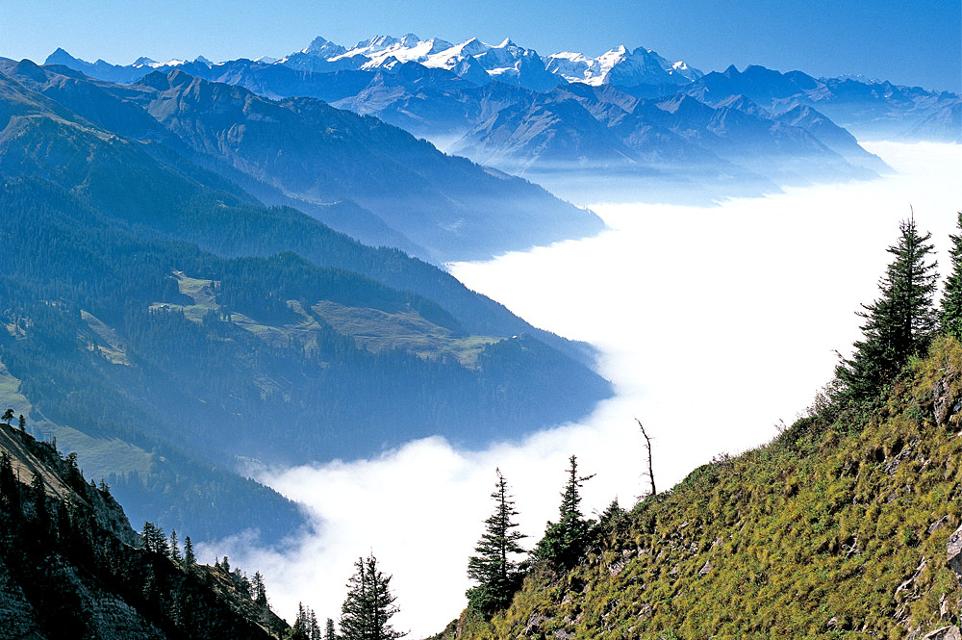 Blick vom Aussichtsberg Stanserhorn bis hin zu den Berner Alpen