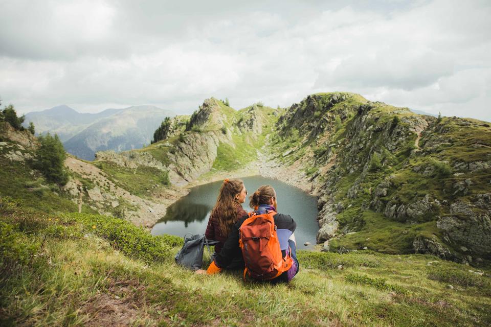 Ein Paar genießt den Ausblick auf den Thurntaler