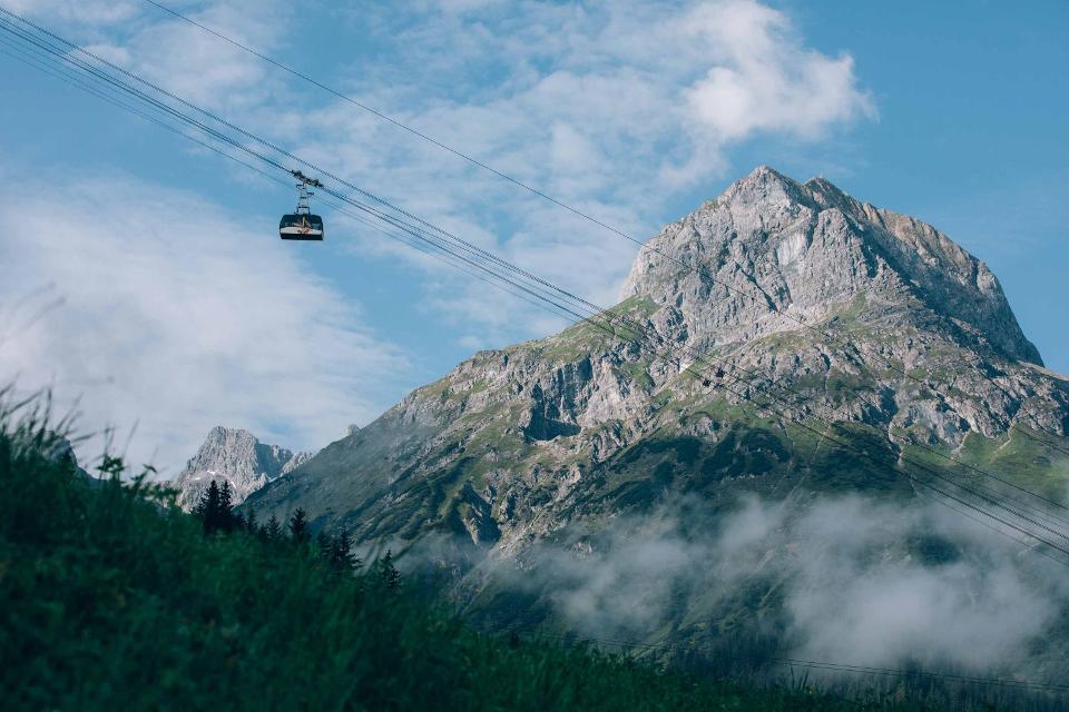 Bergbahn vor dem Omeshorn, dem Hausberg von Lech
