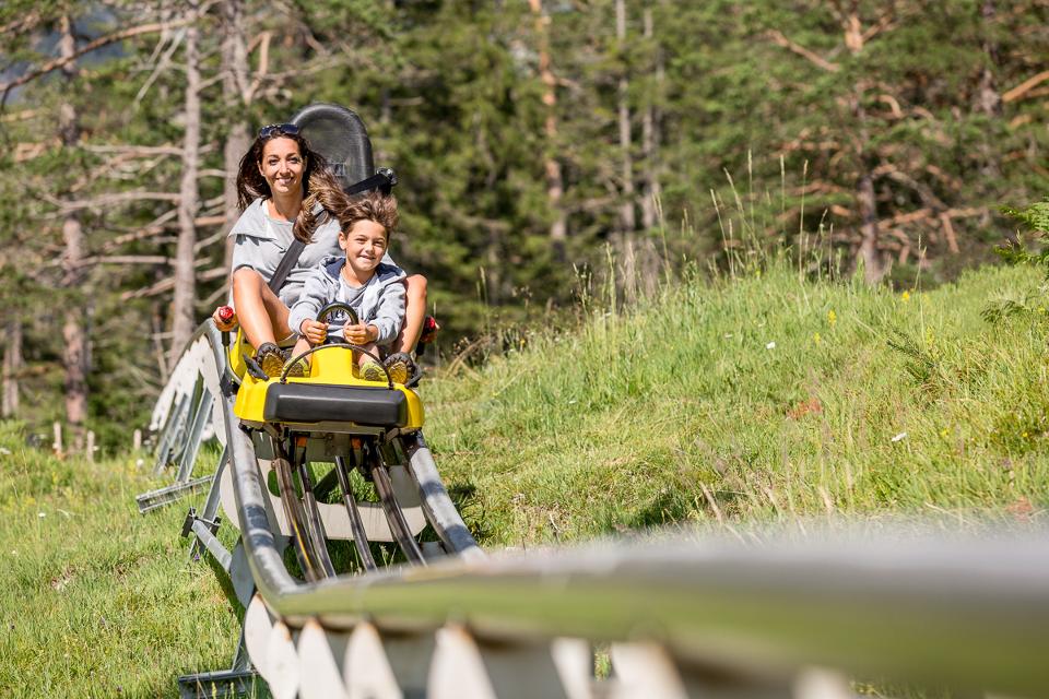 Der Alpine Coaster in Hoch-Imst ist mehr als nur eine Sommerrodelbahn: Die längste Alpen-Achterbahn der Welt überrascht mit steilen Kurven, lustigen Wellen und spektakulären Jumps
