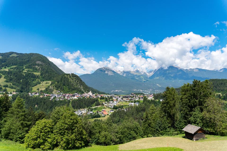 Luftaufnahme von Arzl im Sommer