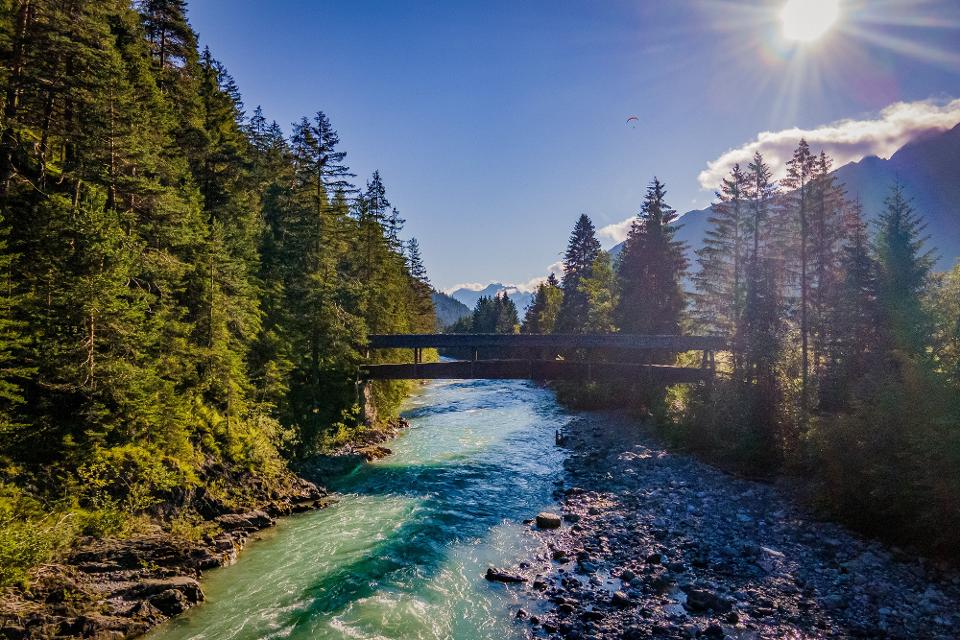 Traumblick auf den Wildfluss Lech über den Stocker Steg bei Stockach in Bach