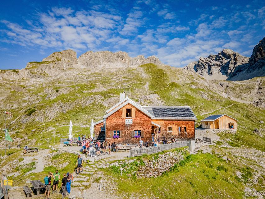 Hermann von Barth Hütte mit Blick auf die Allgäuer Alpen