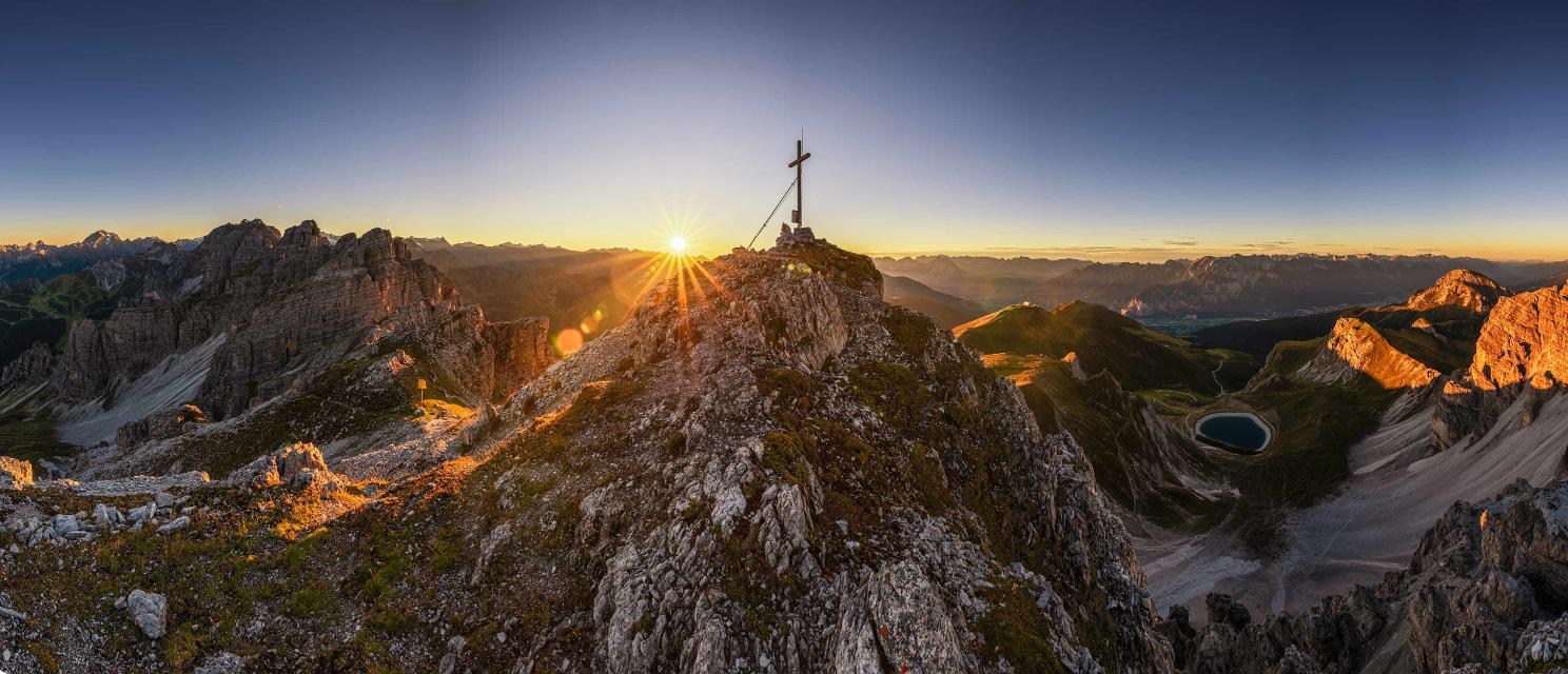 Sonnenuntergang Hochtennspitze mit Blick auf Innsbruck und die Axamer Lizum
