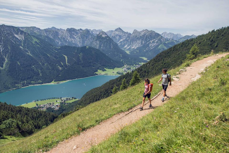 Wanderer mit Blick auf den Achensee