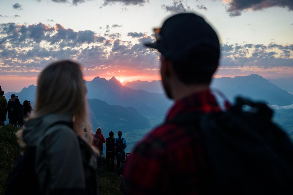 Die Bergbahn Kitzbühel nimmt ihren Slogan ─ "Die Ersten am Berg" ─ wörtlich und bringt alle Frühaufsteher noch vor Sonnenaufgang hinauf auf's Kitzbüheler Horn