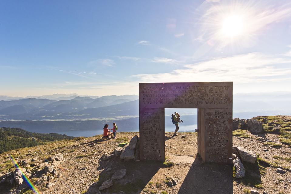 Einzigartig: Das Granattor ist mit Tonnen von Granatgesteinen gefüllt, erzählt das Tor die Geschichte des rubinroten Edelsteins und gibt Hinweis auf das größte Granatvorkommen der Alpen.