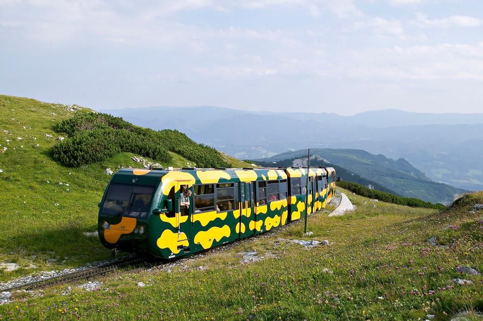 Moderne Salamanderzahnradbahn in den Wiener Alpen