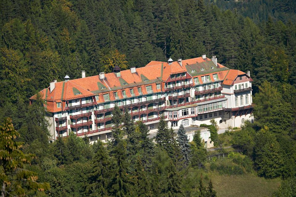 Kurshaus Semmering in den Wiener Alpen von oben