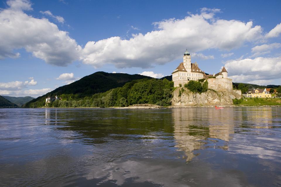 Schloss Schönbühel am Donauufer in Niederösterreich