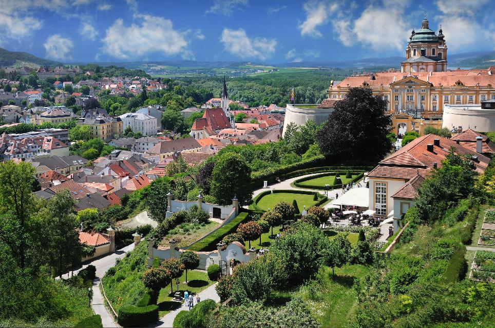 Stift in Melk mit Stiftsgarten und Altstadt im Hintergrund