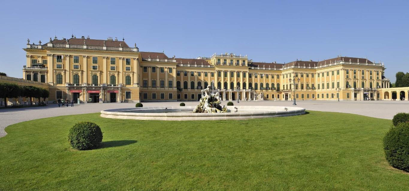 Frontalansicht des Schloss Schönbrunn in Wien
