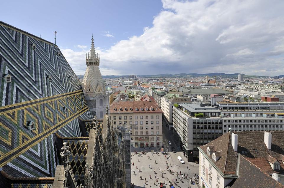 Ausblick aus dem Stephansdom auf das Dach und die Stadt Wien