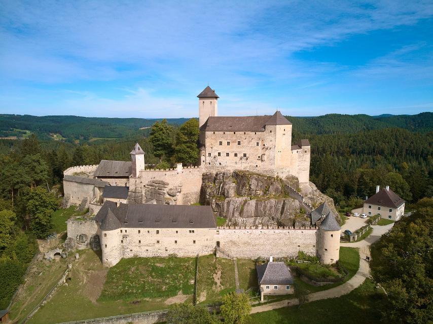 Luftaufnahme der Burg Rapottenstein