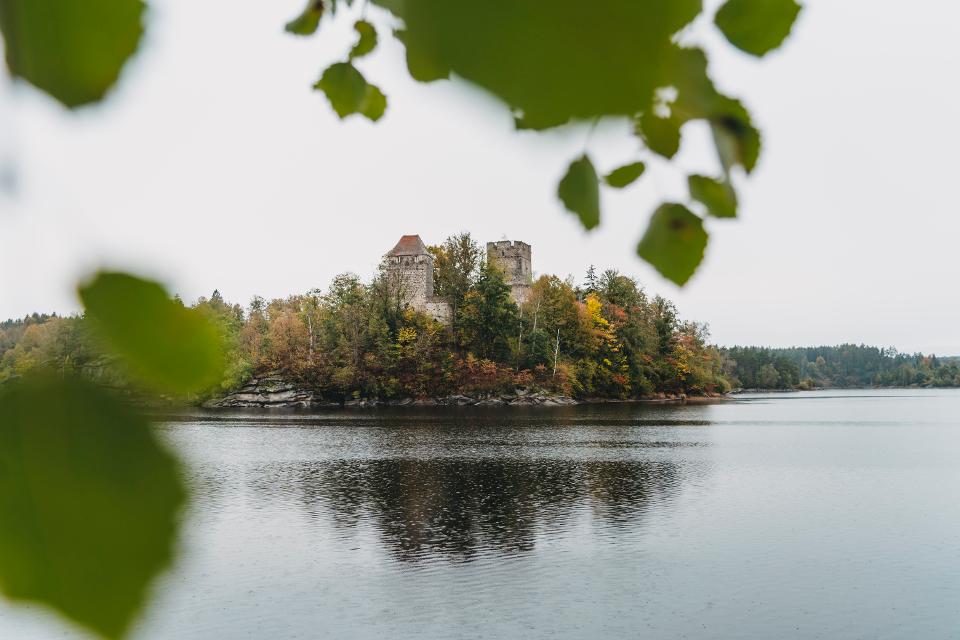 Stausee Ottenstein mit Blick auf Burg im Herbst im Waldviertel