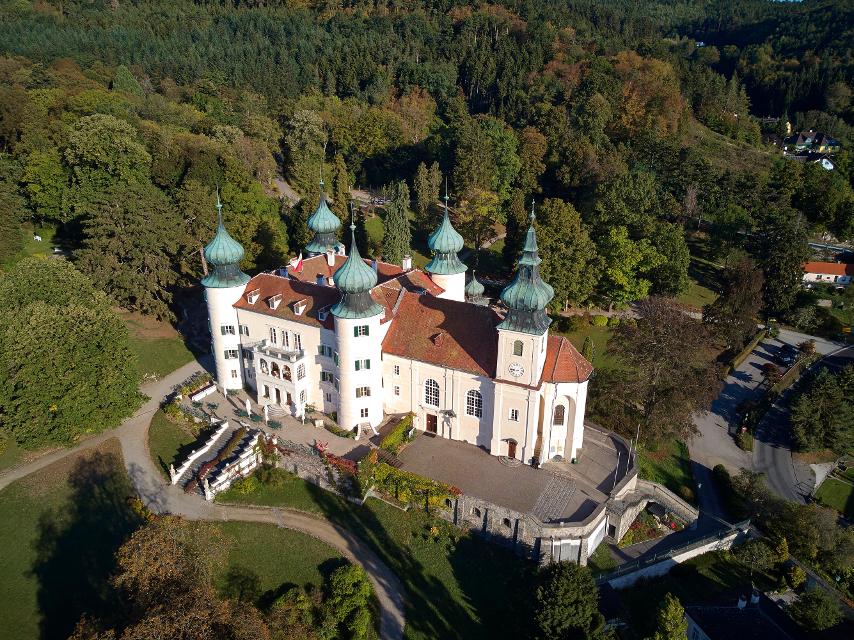 Luftaufnahme des Schloss Artstetten im Waldviertel