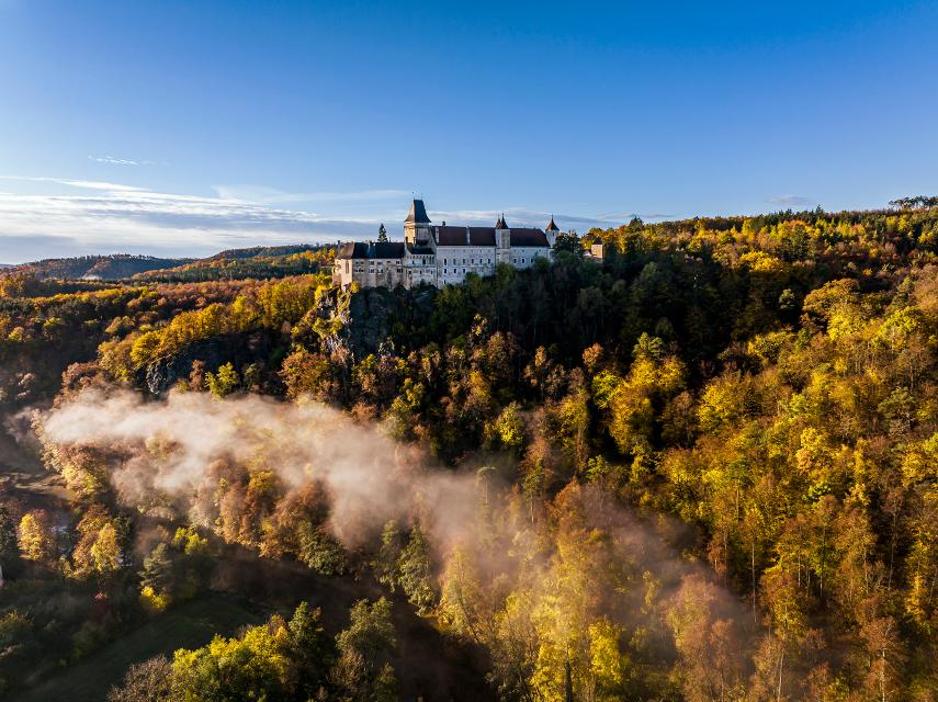 Herbstliche Landschaft und Nebel um das Schloss Rosenburg im Waldviertel