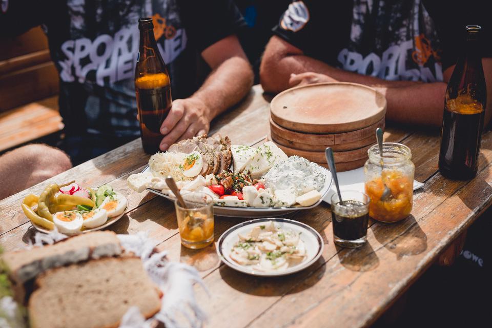 Bikerjause auf der Schwarzriegealm