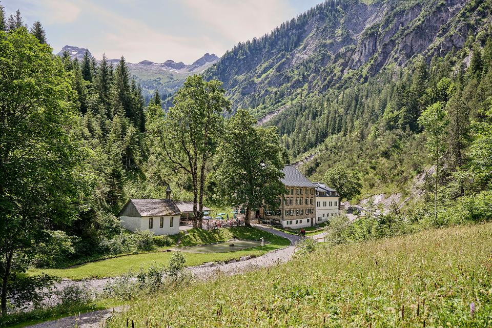 Der Alpengasthof Bad Rothenbrunnen liegt mitten im Biosphärenpark Großes Walsertal