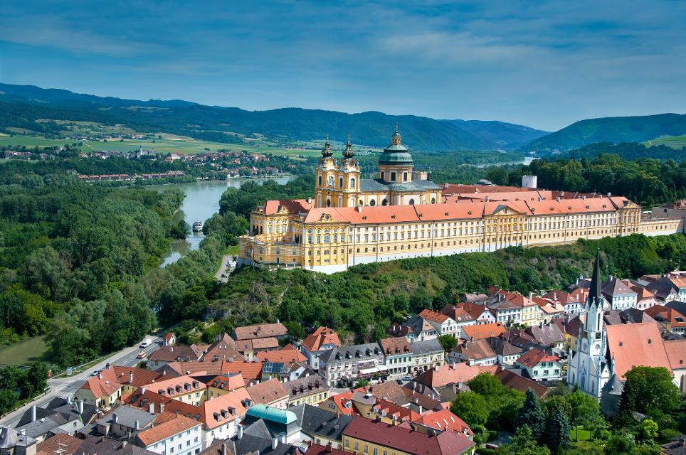 Luftaufnahme von Melk mit Stift und Altstadt, im Hintergrund liegt Emmersdorf.