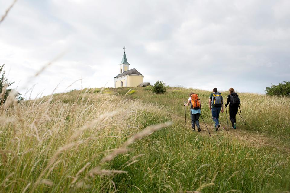 Wanderer auf dem Jakobsweg in Michelberg im Weinviertel