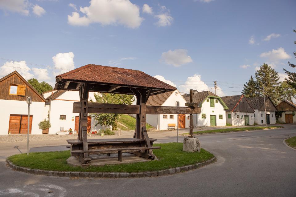 Weinpresse mitten in der Kellergasse Kettlasbrunn im Weinviertel