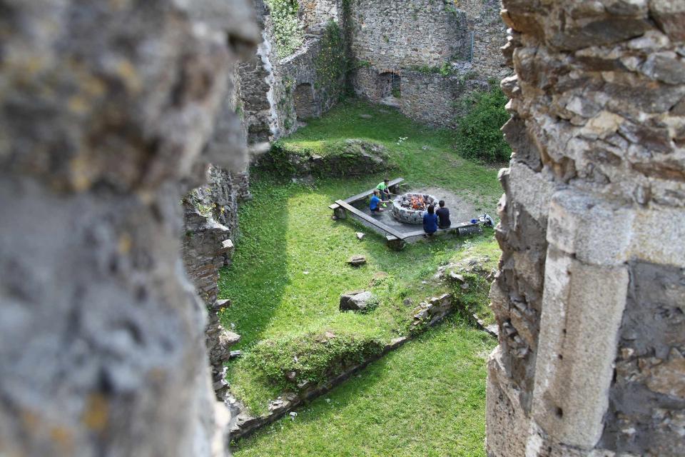Blick in den Innenhof der Burgruine Schaunberg