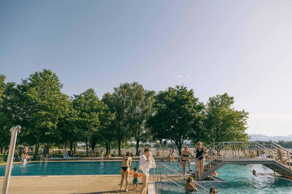 Das beliebte Strandbad in Hard ist eines der größten Bäder am Bodensee, mit Grander-Wasser im Freibecken, Rutschen, Spielplatz, Beachvolleyball und vielem mehr
