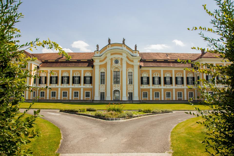 Frontansicht des Schloss Schielleiten in der Oststeiermark