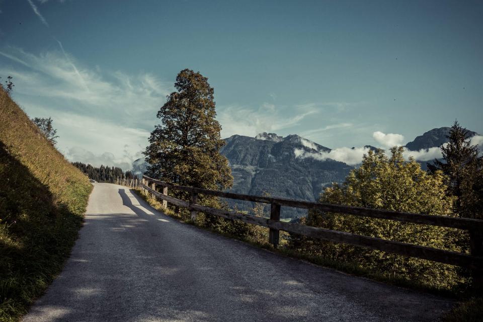 Wanderweg mit Bergpanorama bei St. Veit im Salzburger Land