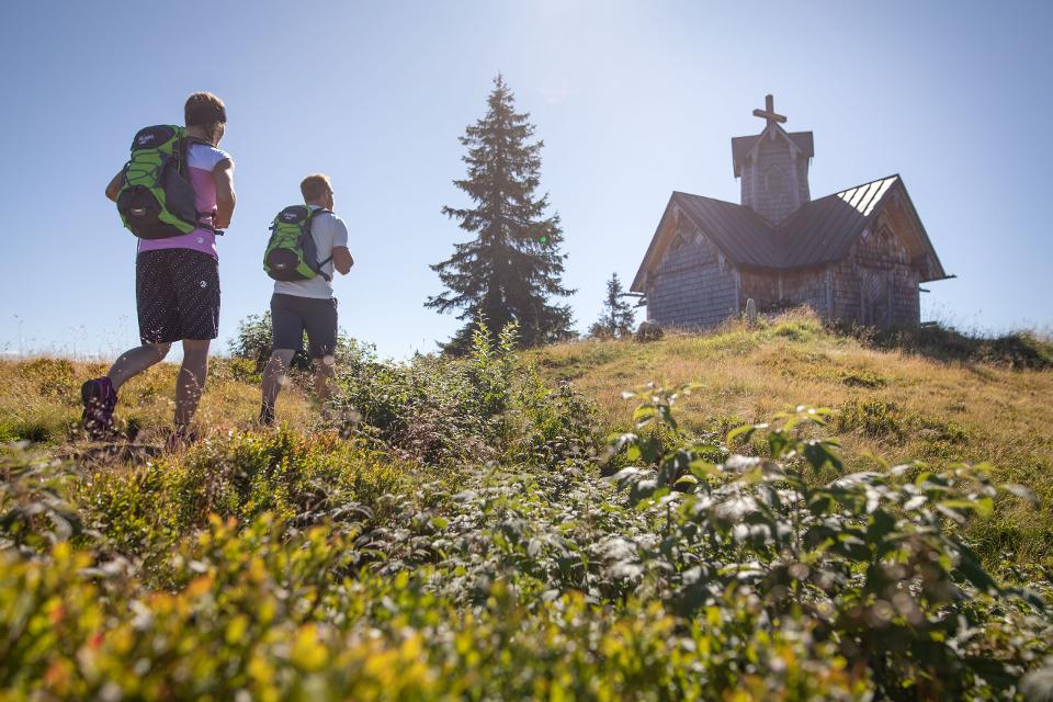 Wandern zur Friedenskirche am Hochgründeck