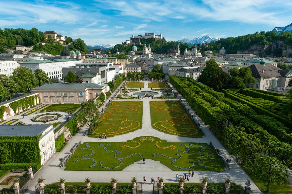 Blick über den Mirabellgarten auf die Salzburger Altstadt