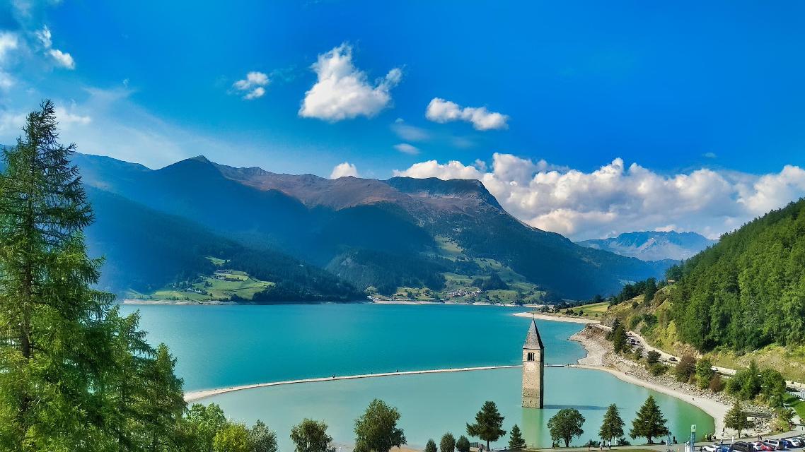 Glockenturm im Reschensee bei Graun im Reschenpass