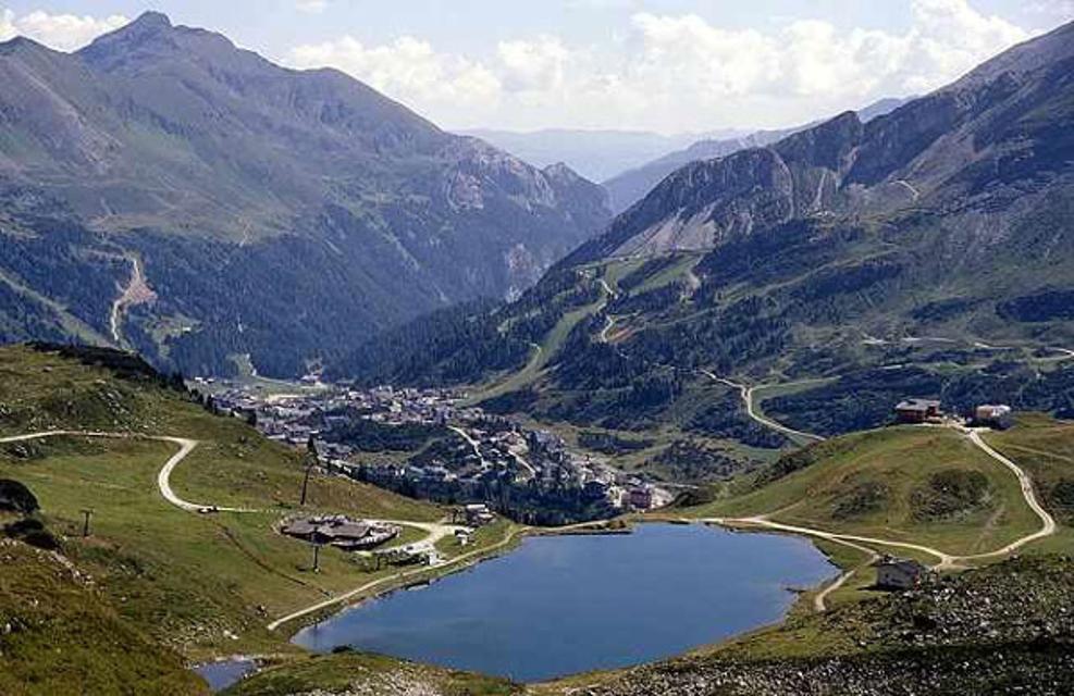 Der Ort liegt eingebettet zwischen den Bergen.