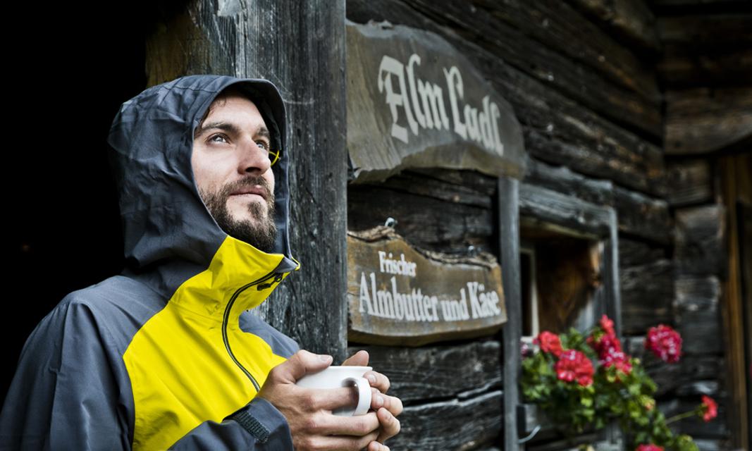 Wanderer bei einer Pause in einer Hütte in Saalbach