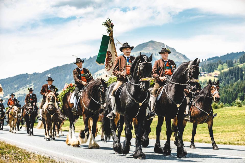Wunderschön geschmückter Pferezug im Brixental