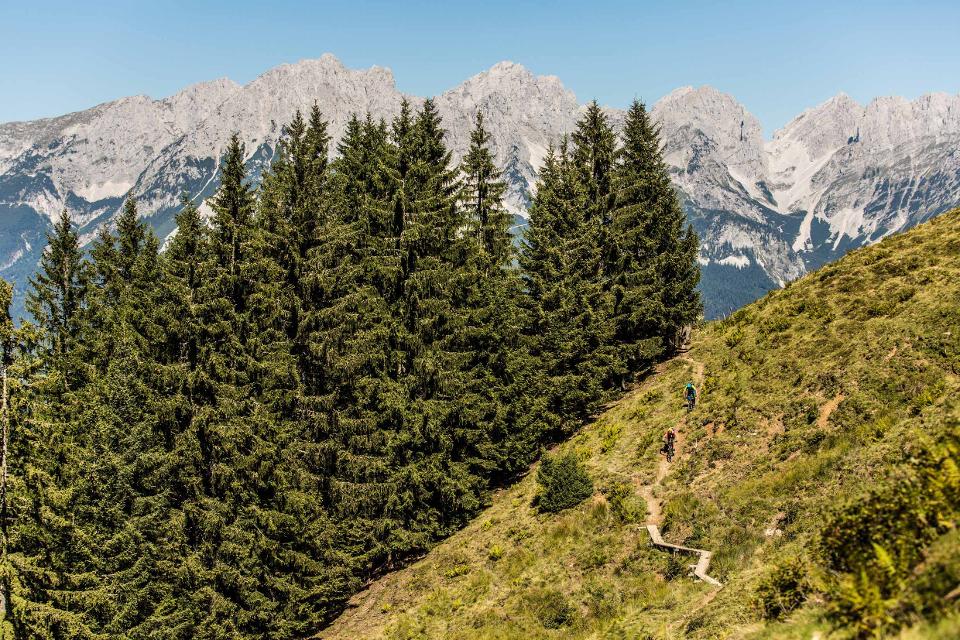 Biken vor der Kulisse des Wilden Kaisers