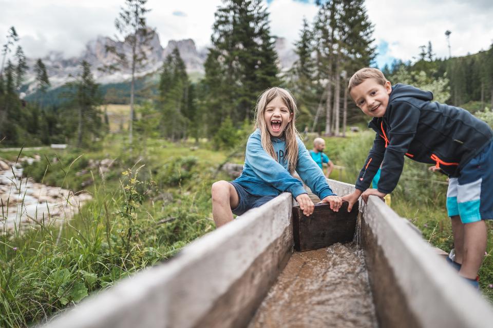 Kinder spielen an Waal im Eggental