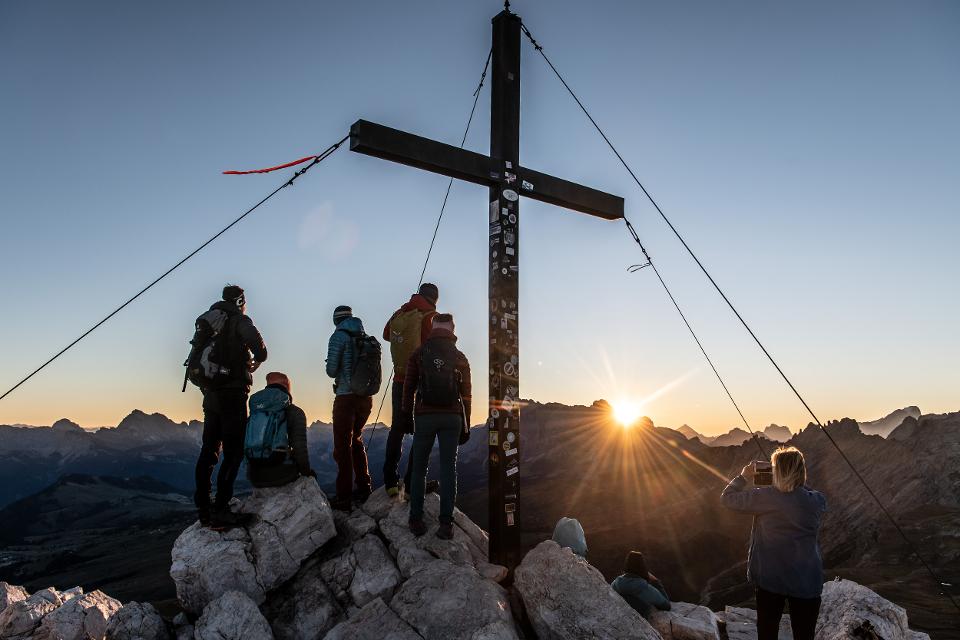 Gipfelkreuz auf dem Monte Petz bei Sonnenaufgang