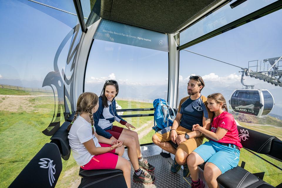 Familie in der Bergbahn am Kronplatz