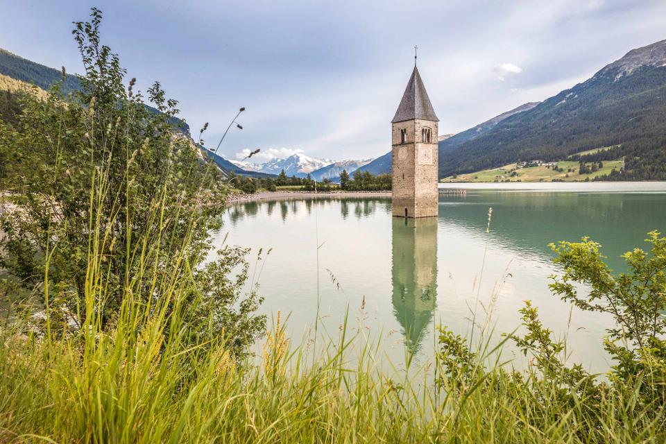 Turm im Reschensee bei Graun gilt als das Wahrzeichen des Vinschgau