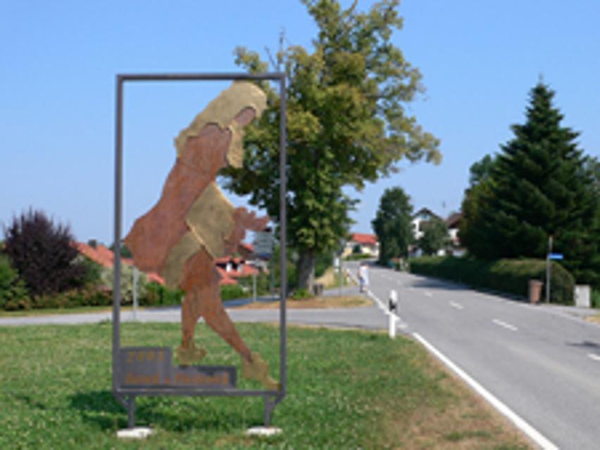 Skulptur am Ortseingang von Fürsteneck