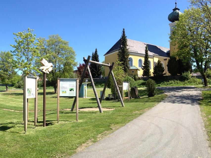 Blick auf die Rokokokirche in Frauenau am Erlebnisweg Falke