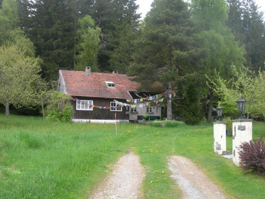 Die Teerstraße geht in einen Trail über