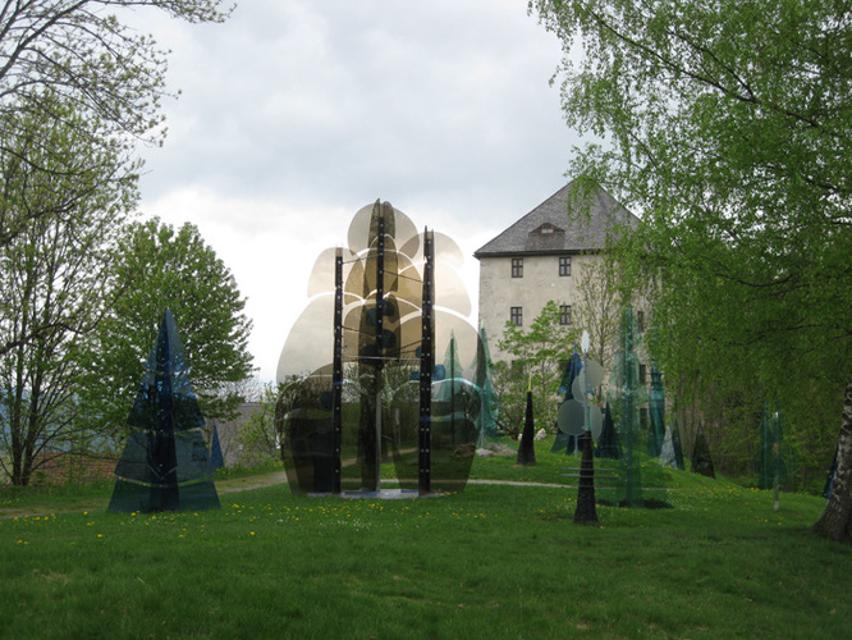 Fressendes Haus, im Vordergrund der Gläserne Wald