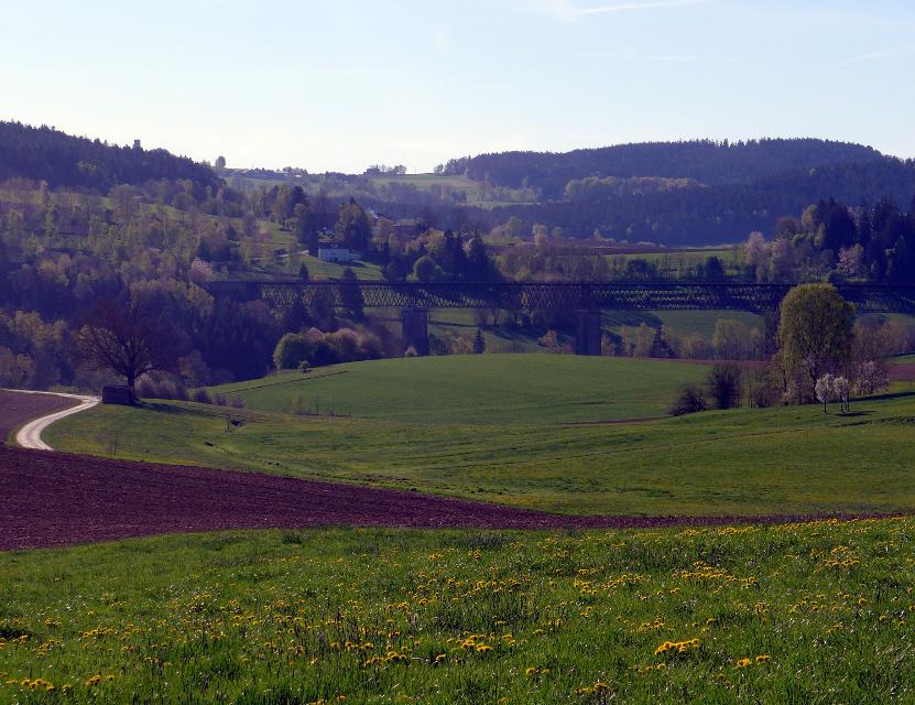 Blick ins Regental mit Eisenbahnbrücke
