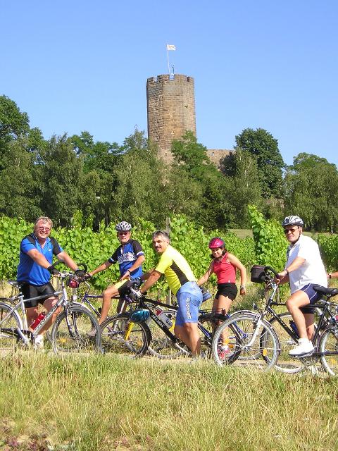Sinsheim_Burg_ Steinsberg_mit_ Radlern