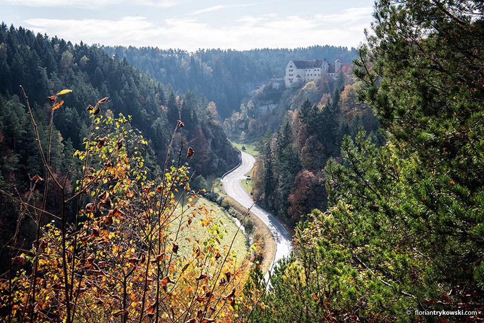 Aussicht ins Ailsbachtal und auf Burg Rabenstein