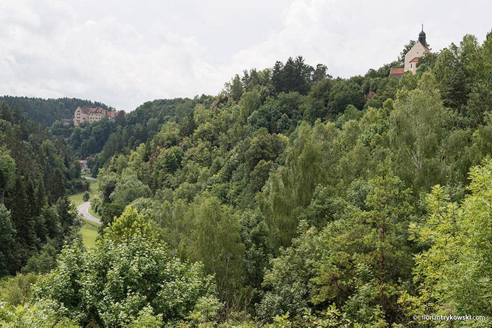 Blick auf die Klausteinkapelle und Burg Rabenstein